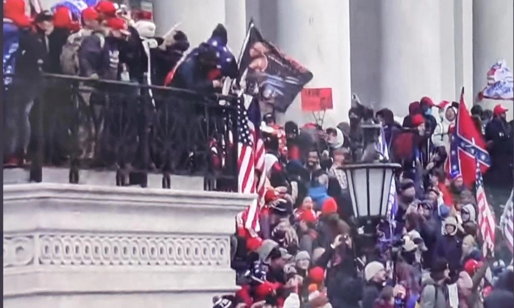 Σκηνές εμφυλίου στις ΗΠΑ: Υψώθηκε η σημαία των Νοτίων στο Καπιτώλιο